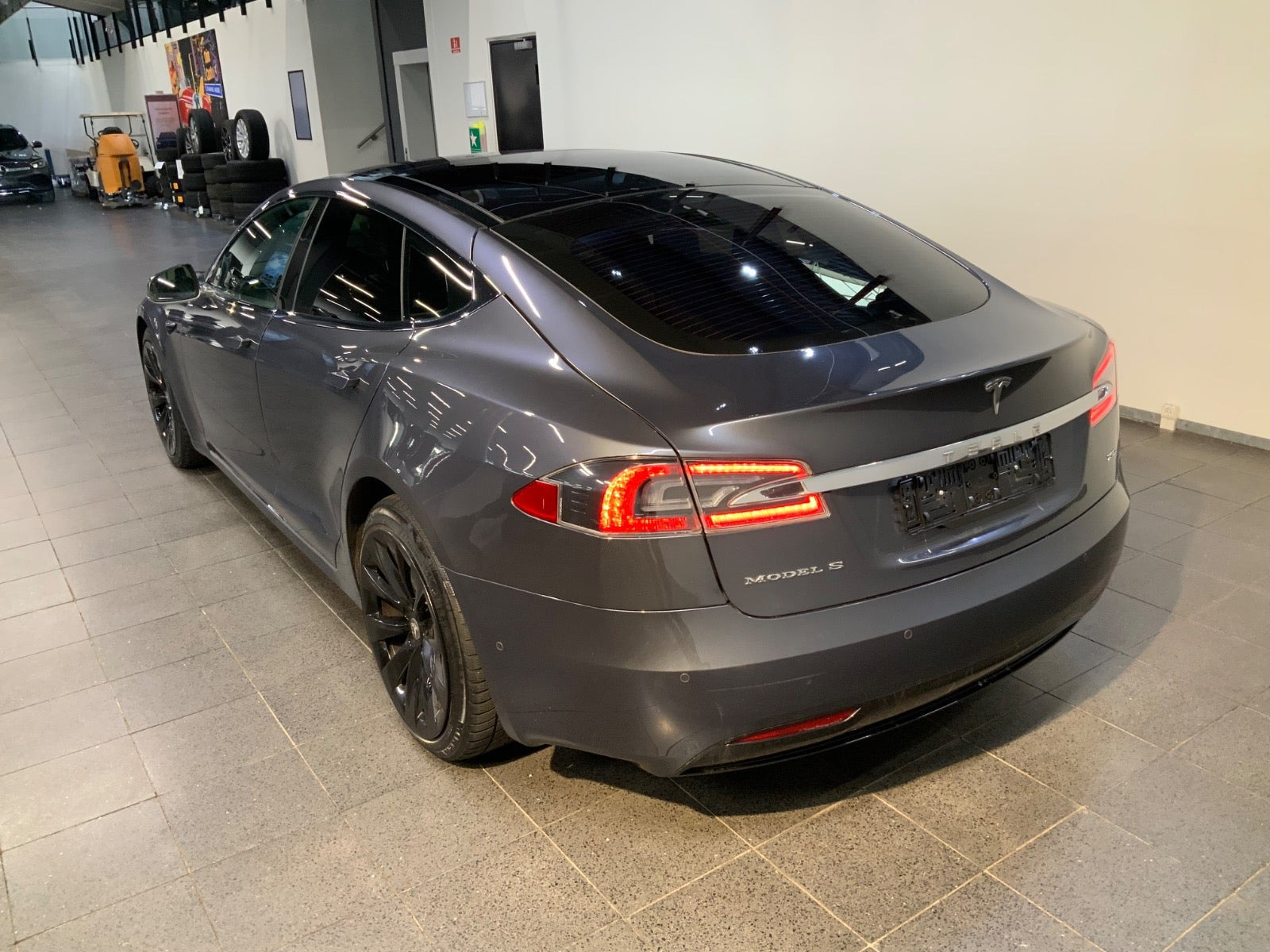 Grå Tesla Model S fra 2018