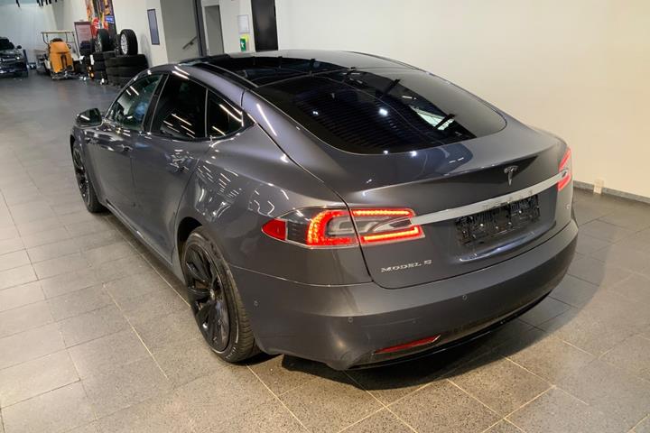 Grå Tesla Model S fra 2018