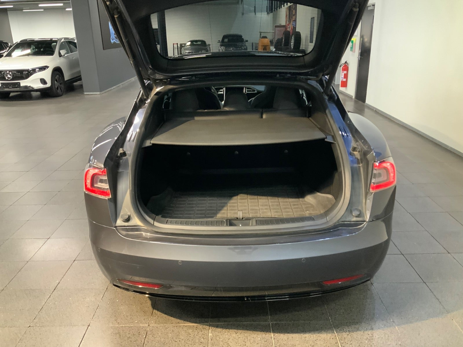 Grå Tesla Model S fra 2018