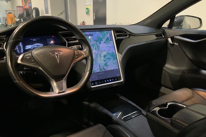 Grå Tesla Model S fra 2018