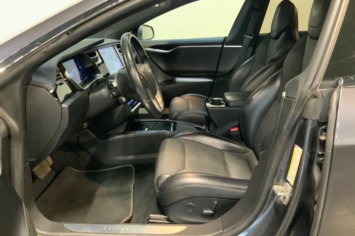 Grå Tesla Model S fra 2018