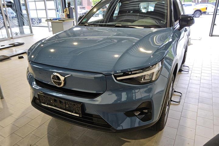 Blå Volvo XC40 fra 2023
