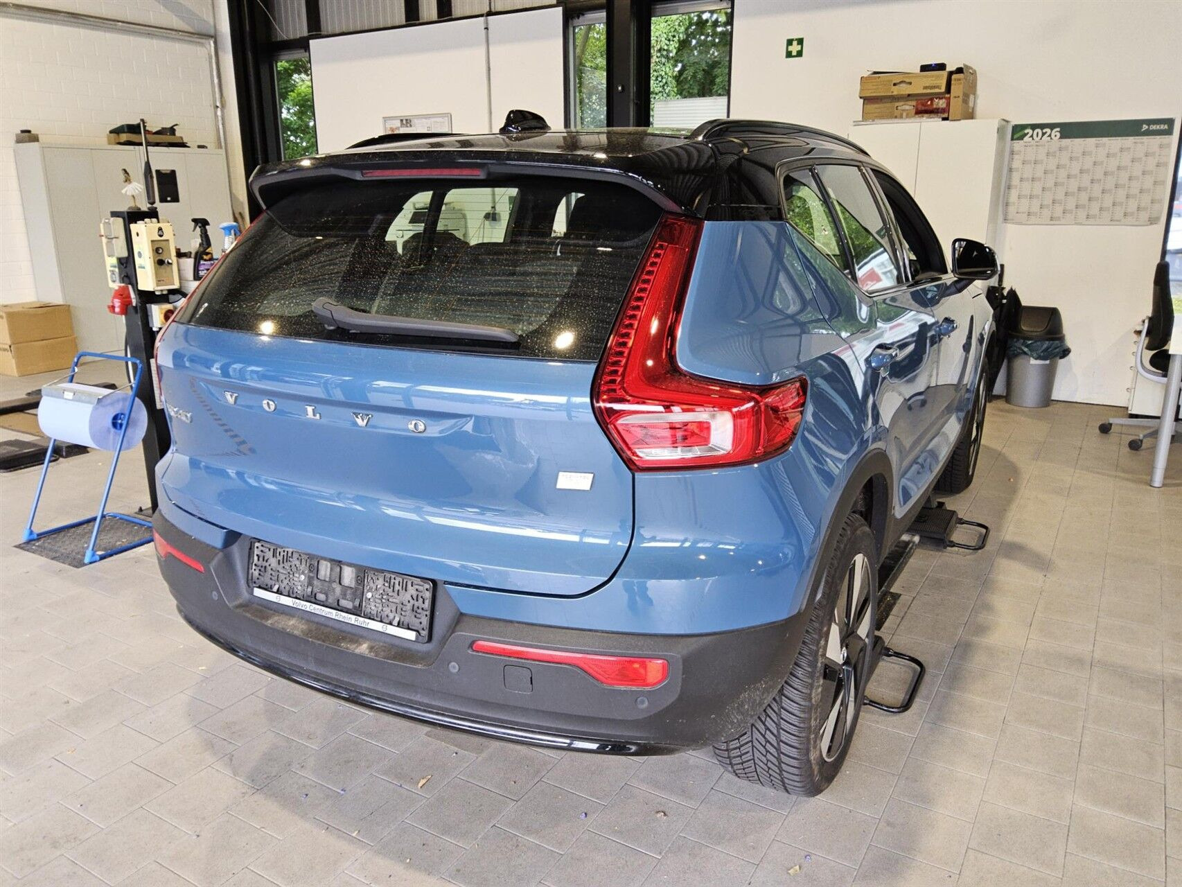 Blå Volvo XC40 fra 2023