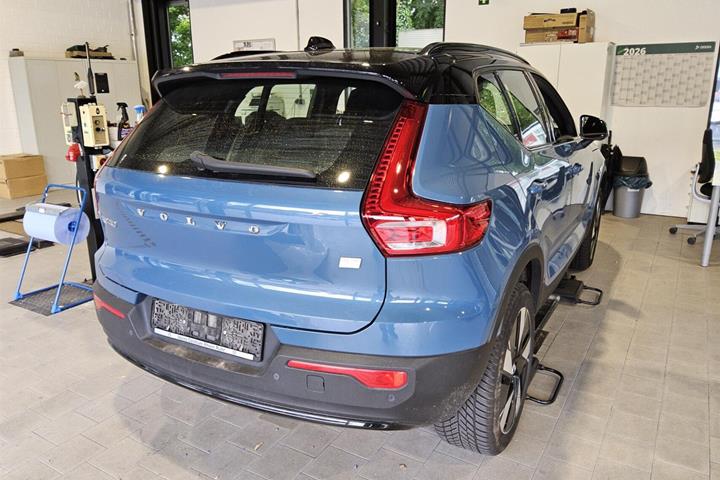 Blå Volvo XC40 fra 2023