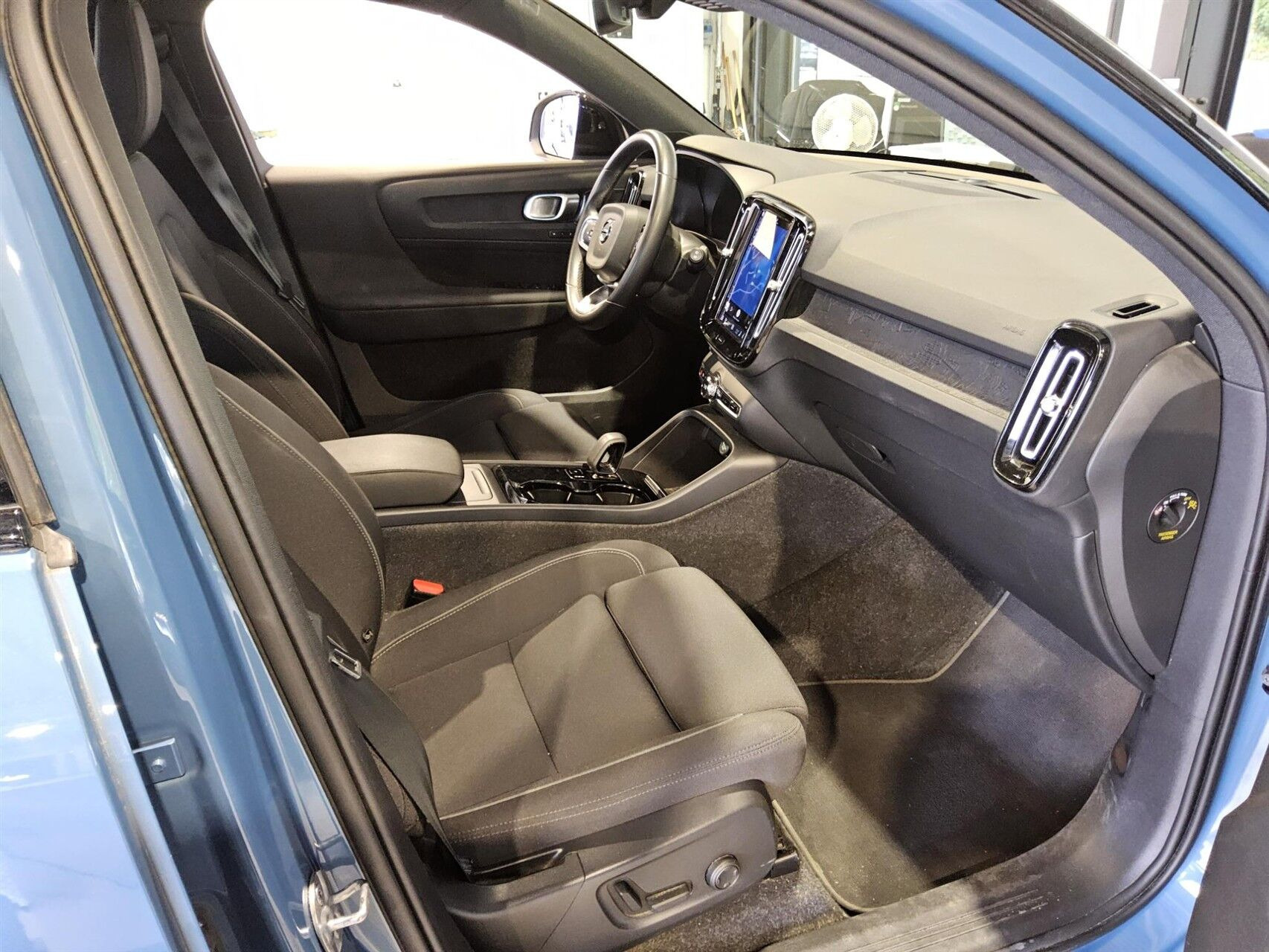 Blå Volvo XC40 fra 2023