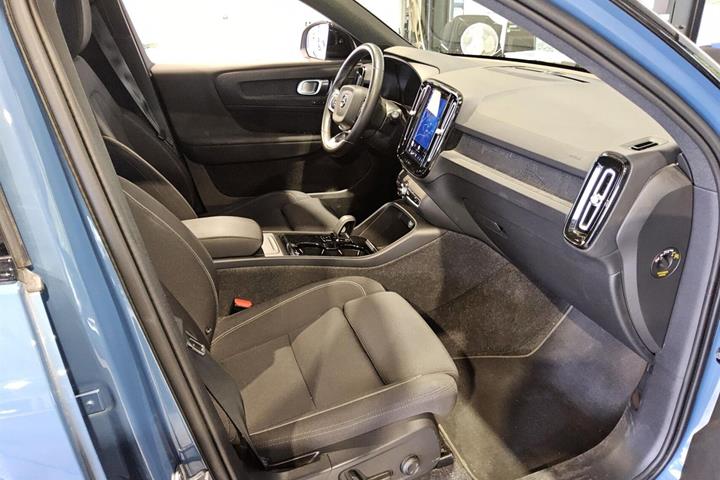 Blå Volvo XC40 fra 2023
