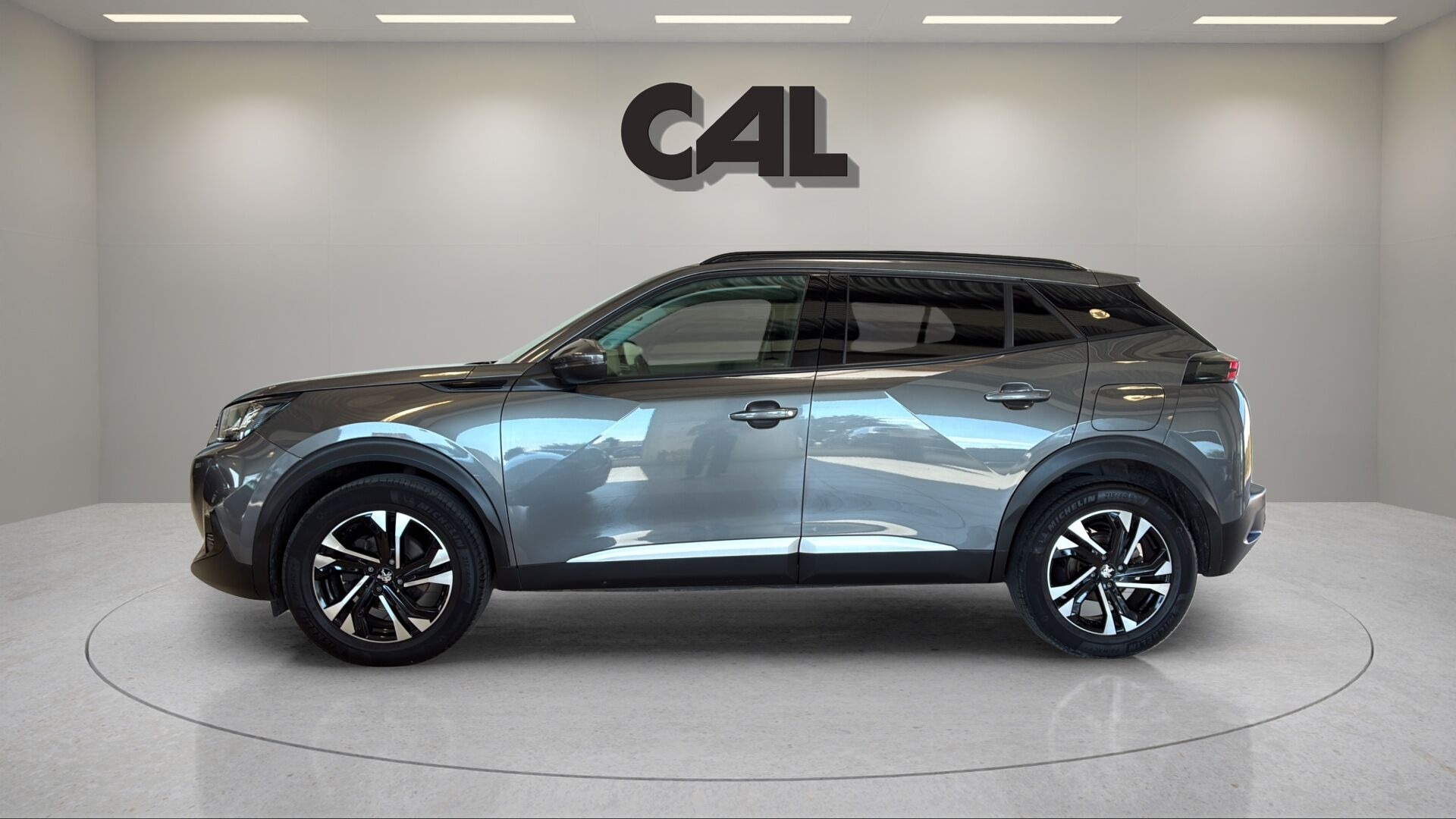 Grå Peugeot 2008 fra 2021