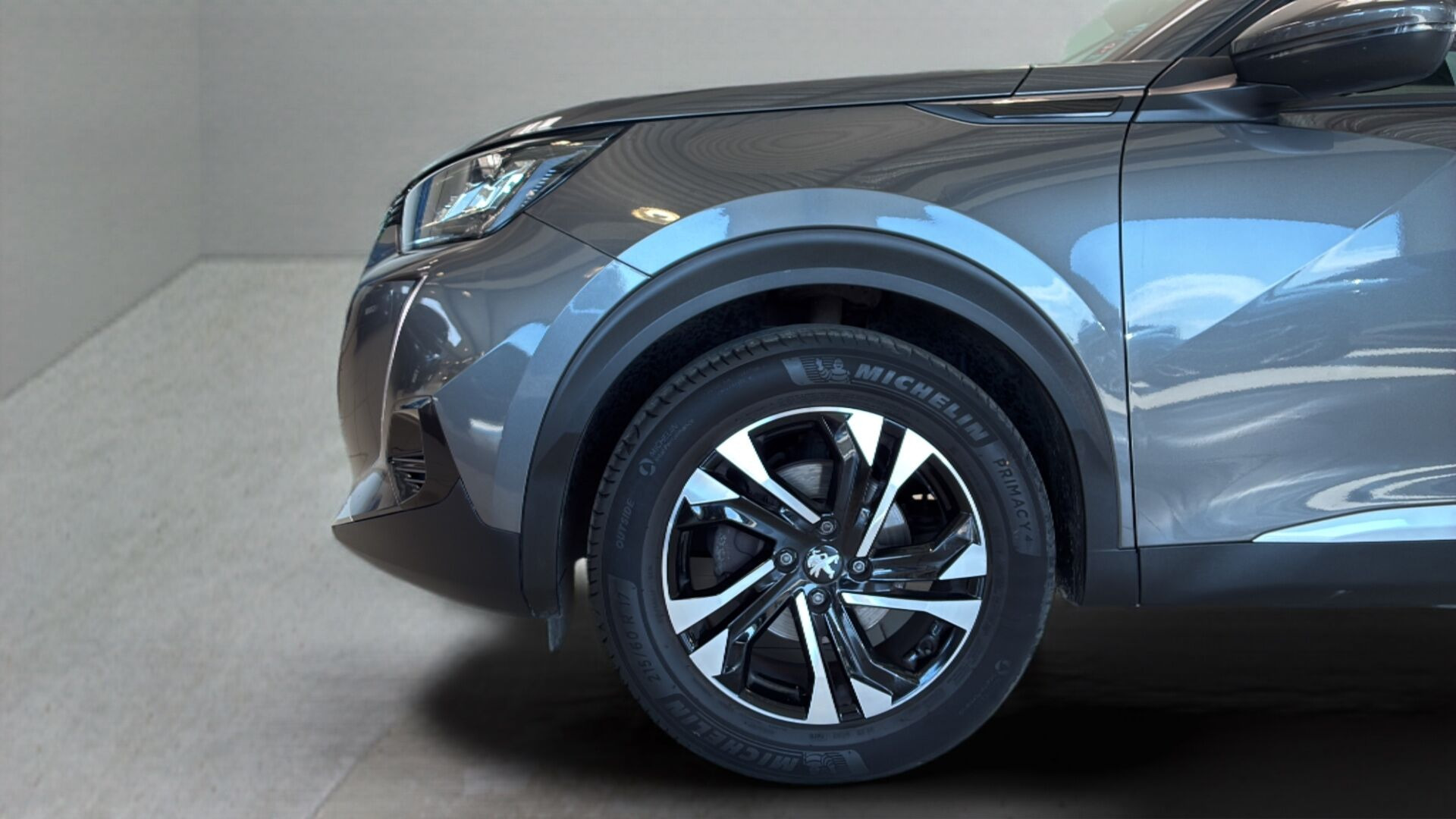 Grå Peugeot 2008 fra 2021