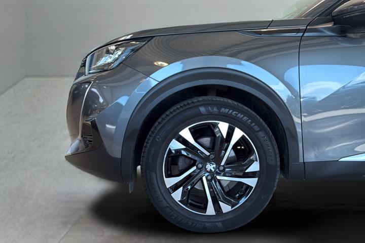 Grå Peugeot 2008 fra 2021