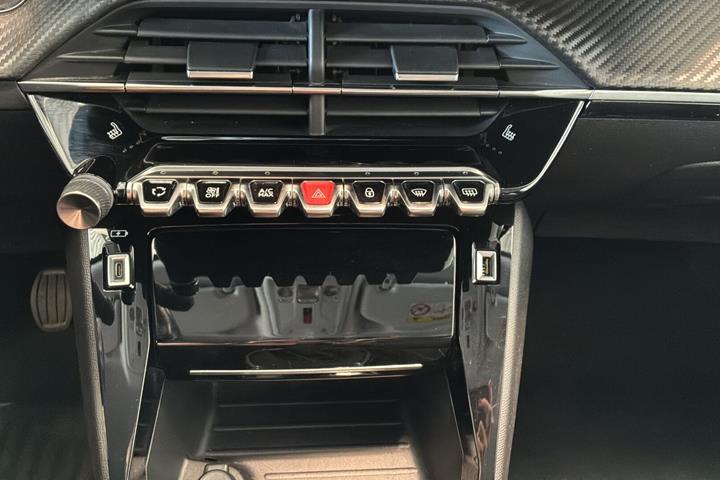 Grå Peugeot 2008 fra 2021