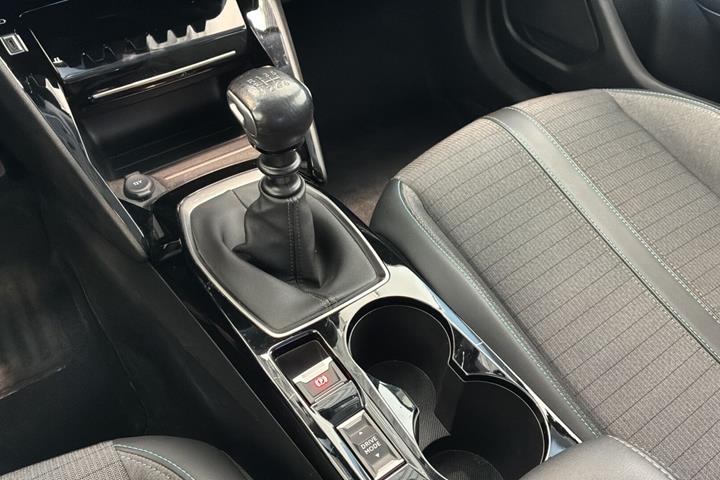Grå Peugeot 2008 fra 2021