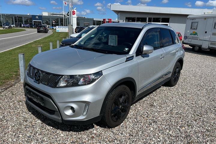 Sølv Suzuki Vitara fra 2017 set udefra