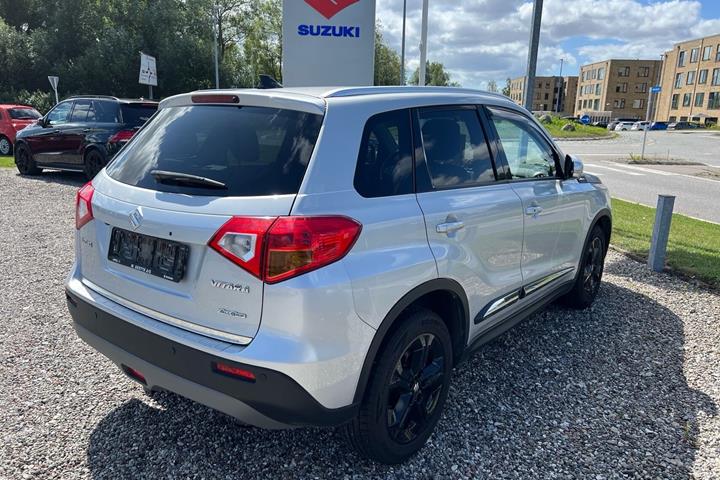 Sølv Suzuki Vitara fra 2017