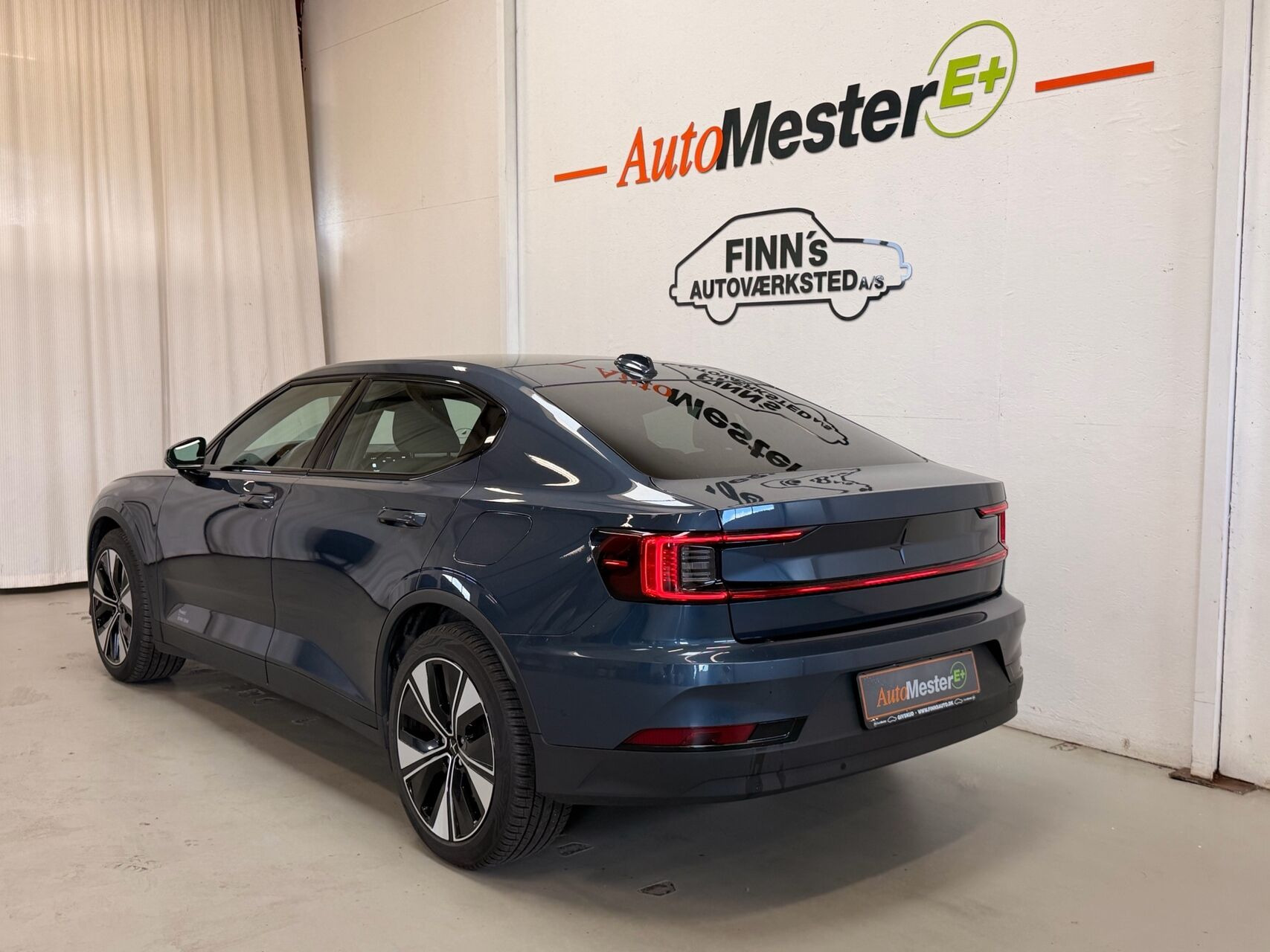 Blå Polestar 2 fra 2024