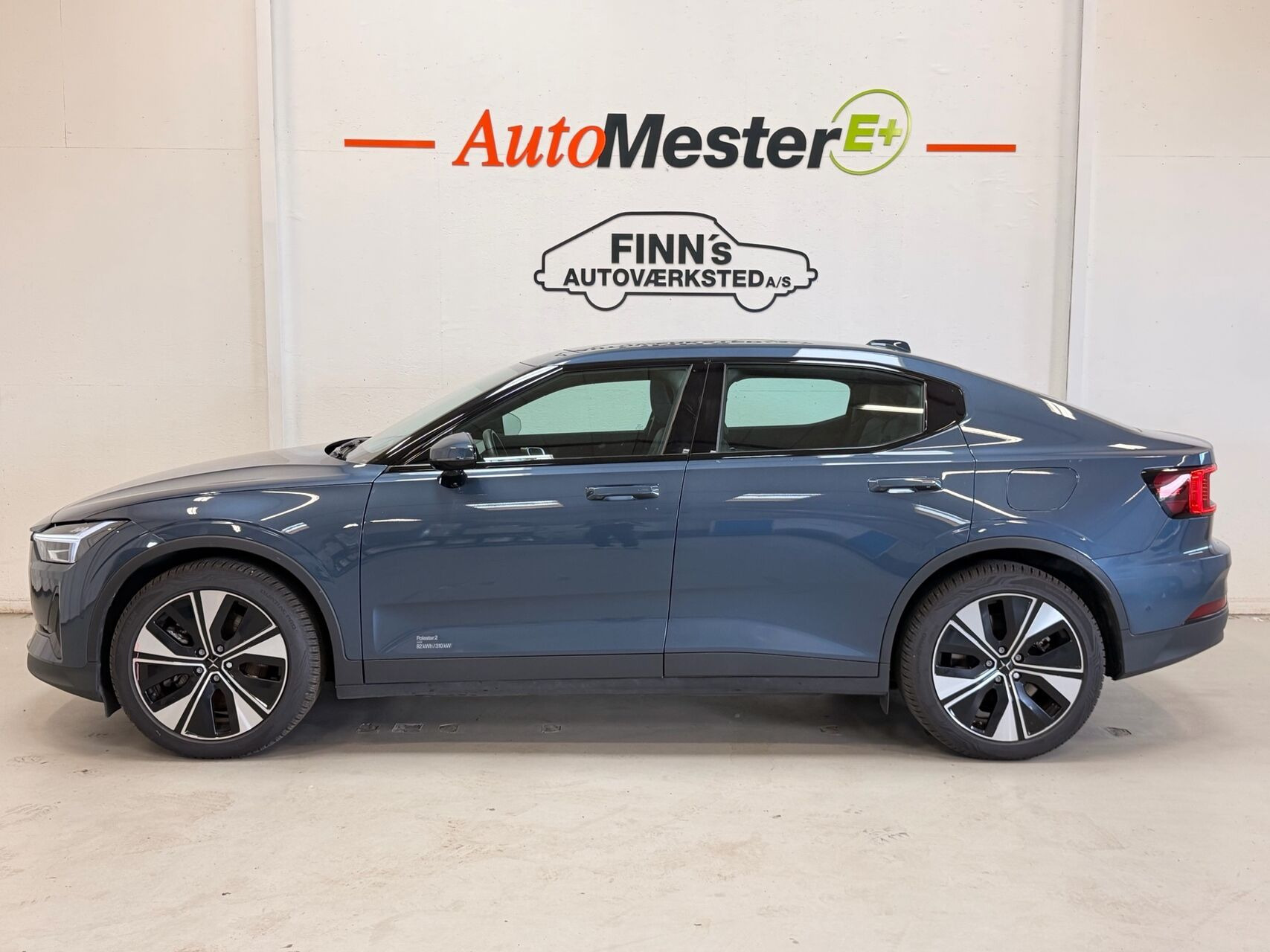 Blå Polestar 2 fra 2024