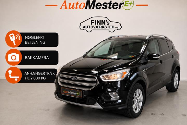 Sort Ford Kuga fra 2016 set udefra
