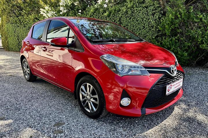 Rød Toyota Yaris fra 2015