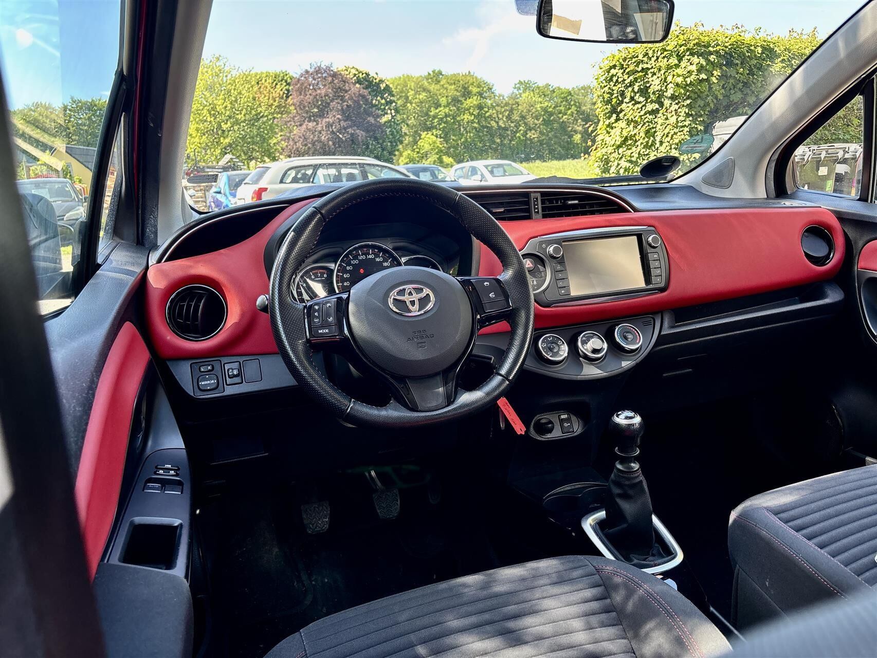 Rød Toyota Yaris fra 2015