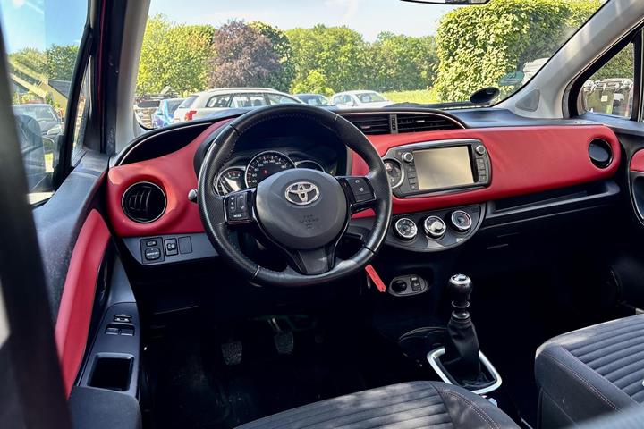 Rød Toyota Yaris fra 2015