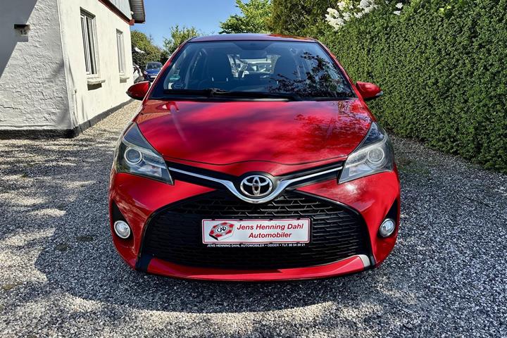 Rød Toyota Yaris fra 2015
