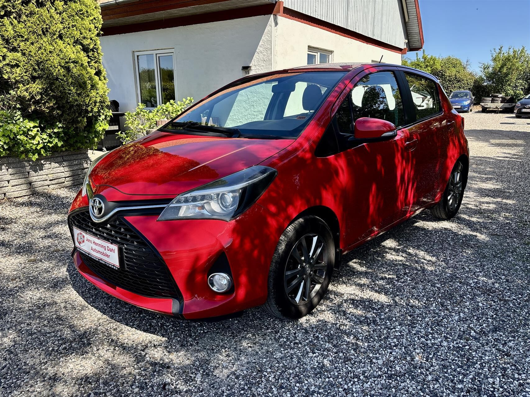 Rød Toyota Yaris fra 2015