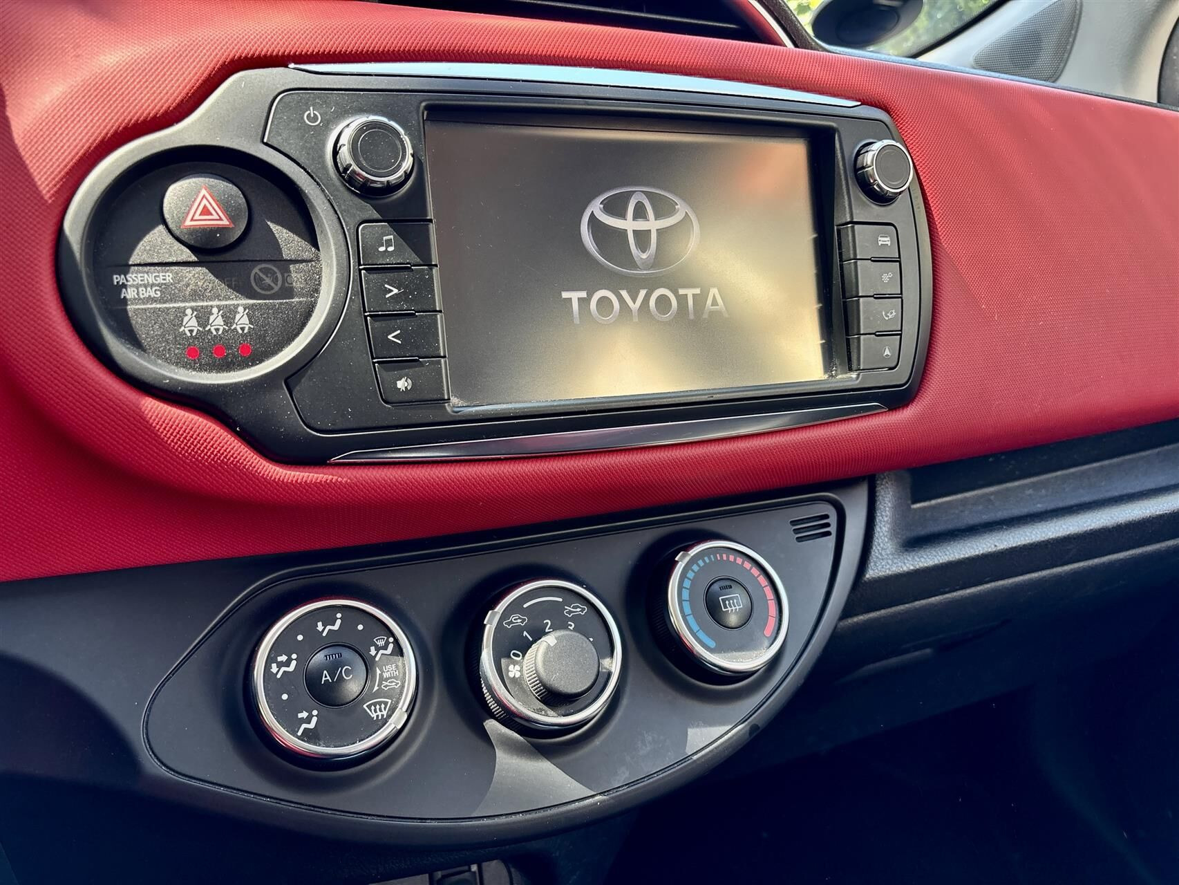 Rød Toyota Yaris fra 2015