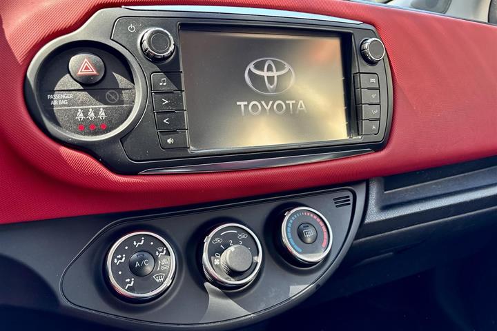Rød Toyota Yaris fra 2015