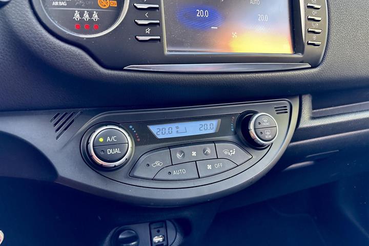 Sort Toyota Yaris fra 2018