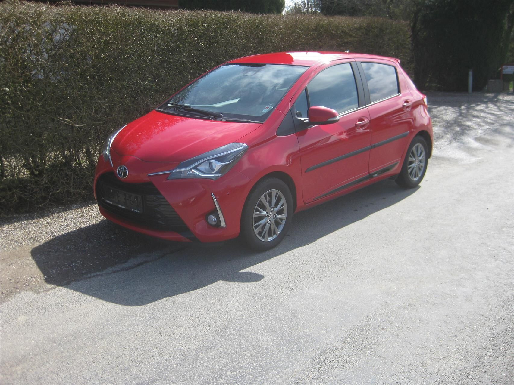 Rød Toyota Yaris fra 2017
