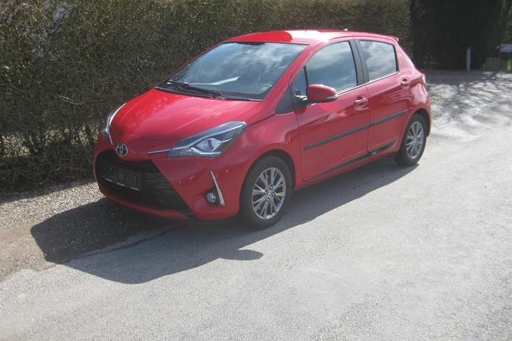Rød Toyota Yaris fra 2017
