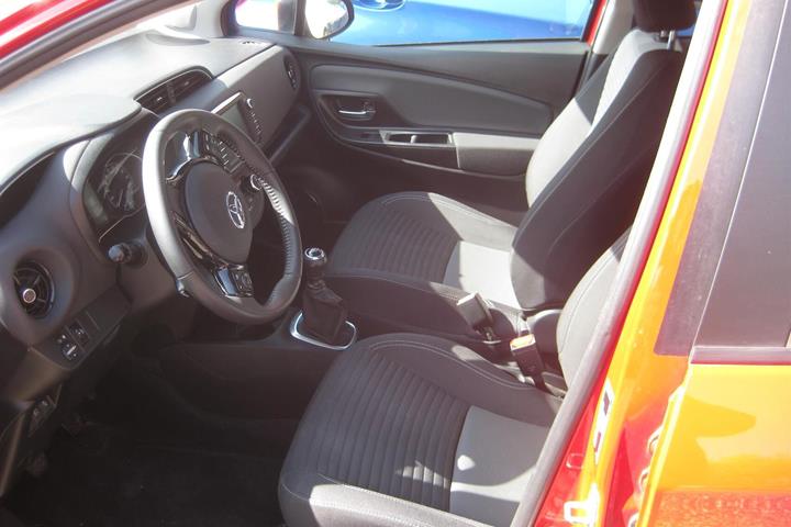 Rød Toyota Yaris fra 2017