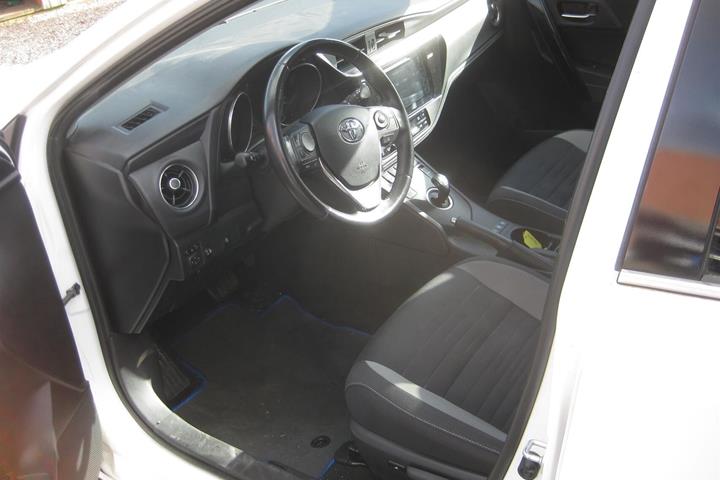 Hvid Toyota Auris fra 2016
