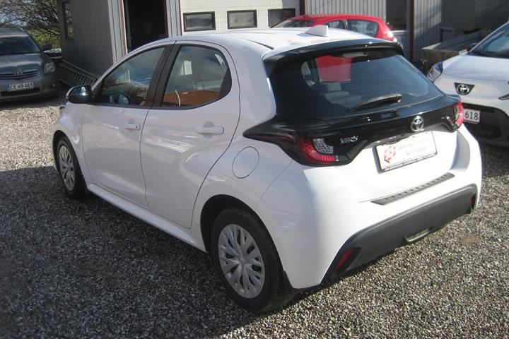 Hvid Toyota Yaris fra 2021