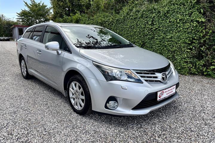 Sølv Toyota Avensis fra 2012