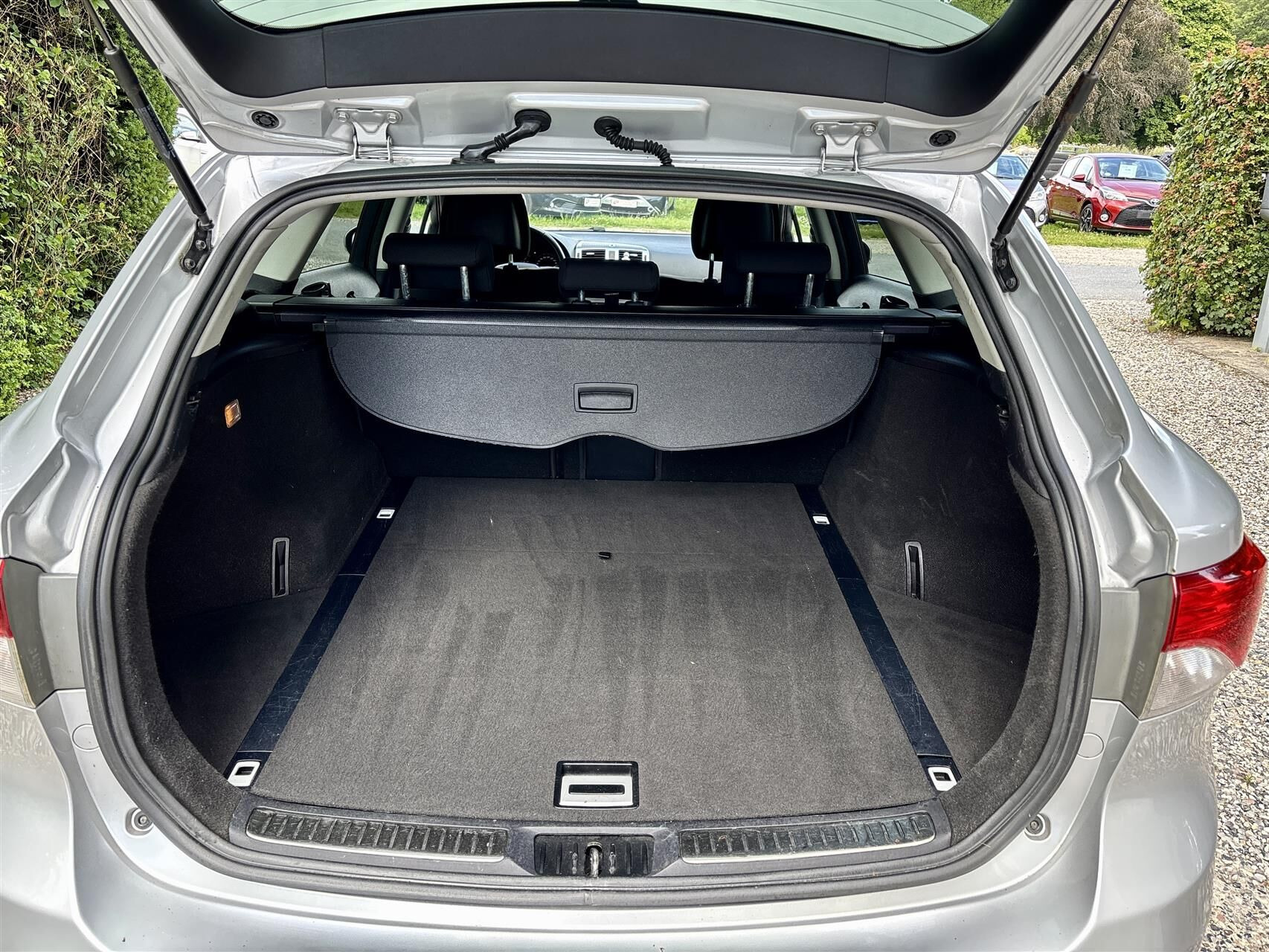 Sølv Toyota Avensis fra 2012