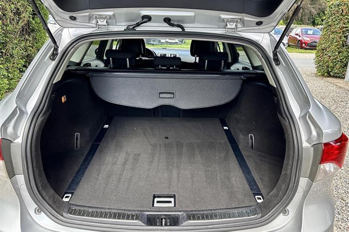 Sølv Toyota Avensis fra 2012