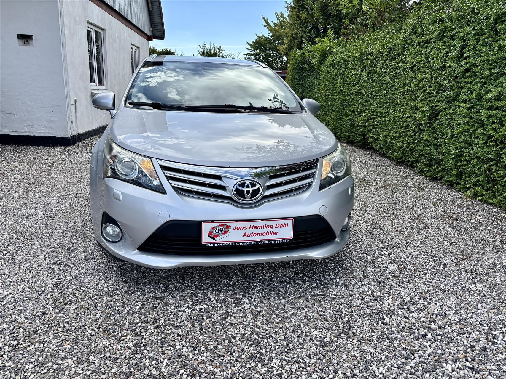 Sølv Toyota Avensis fra 2012