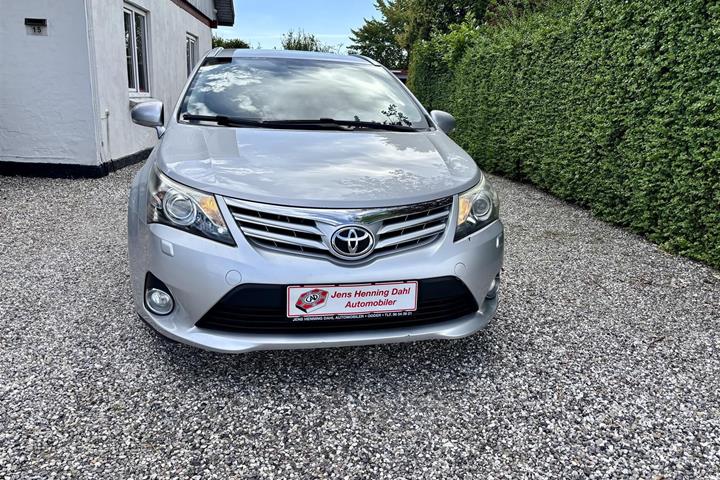 Sølv Toyota Avensis fra 2012