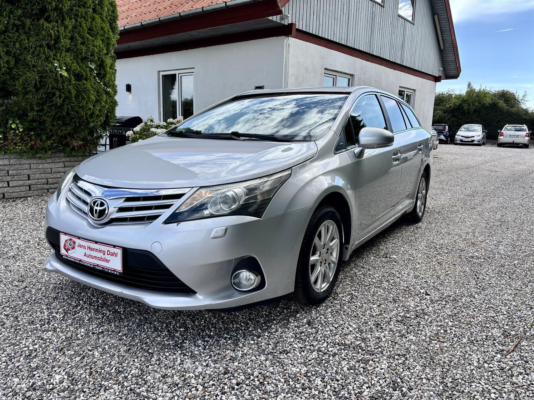 Sølv Toyota Avensis fra 2012