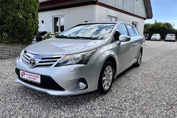 Sølv Toyota Avensis fra 2012