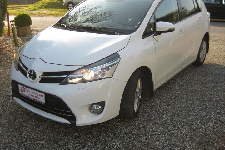 Hvid Toyota Sportsvan fra 2014