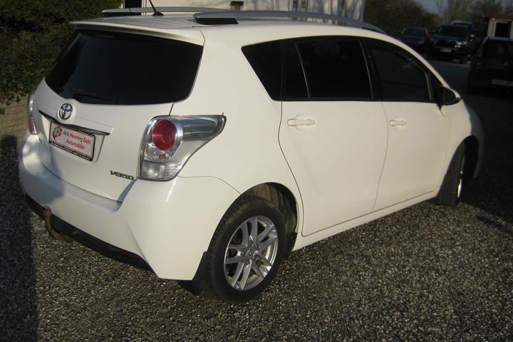 Hvid Toyota Sportsvan fra 2014