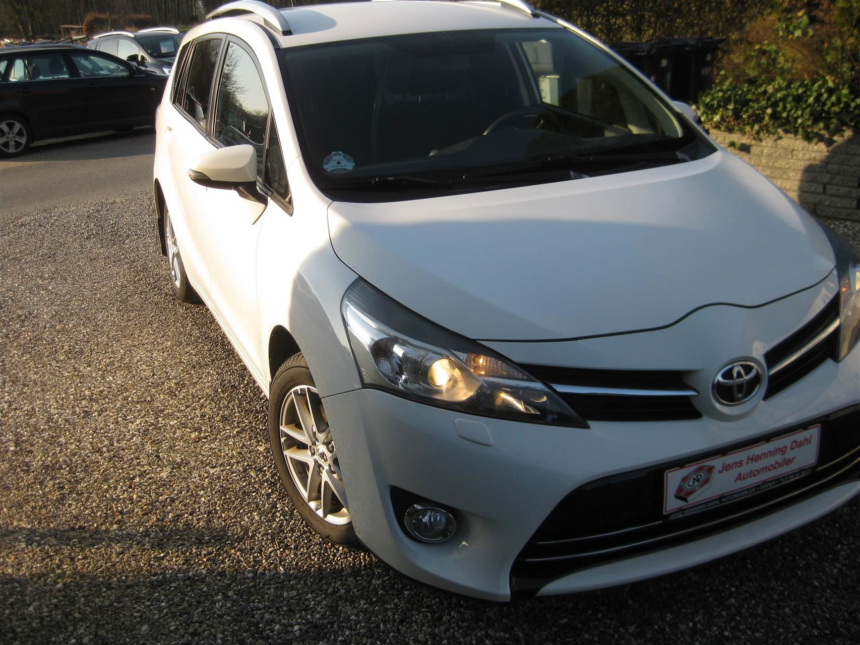 Hvid Toyota Sportsvan fra 2014