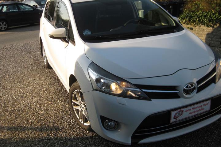 Hvid Toyota Sportsvan fra 2014