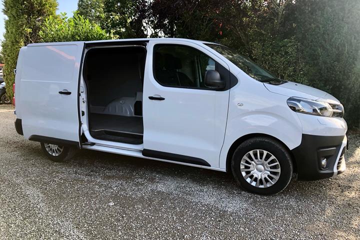 Hvid Toyota ProAce fra 2022