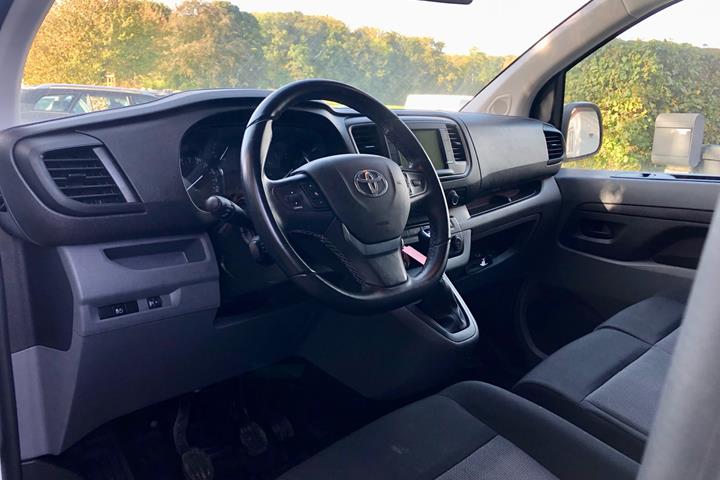 Hvid Toyota ProAce fra 2022