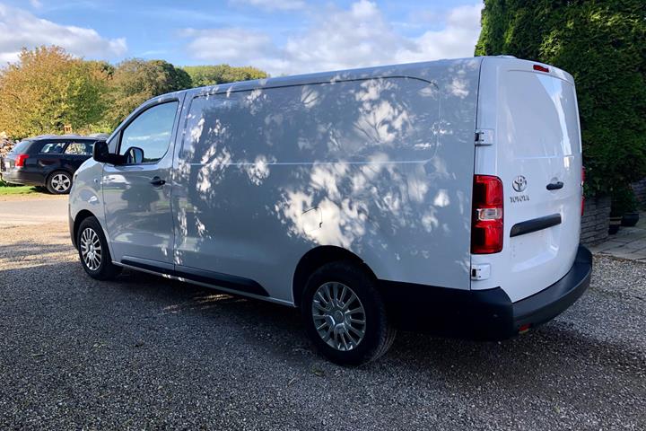 Hvid Toyota ProAce fra 2022