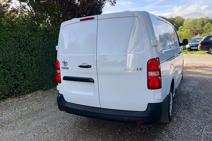 Hvid Toyota ProAce fra 2022