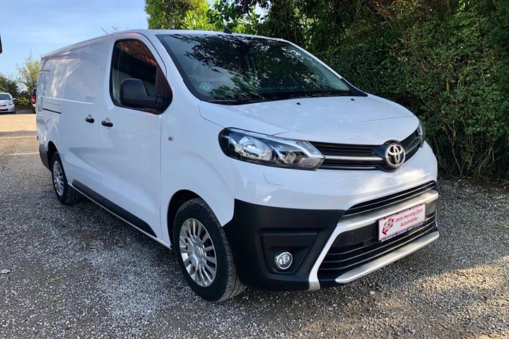 Hvid Toyota ProAce fra 2022