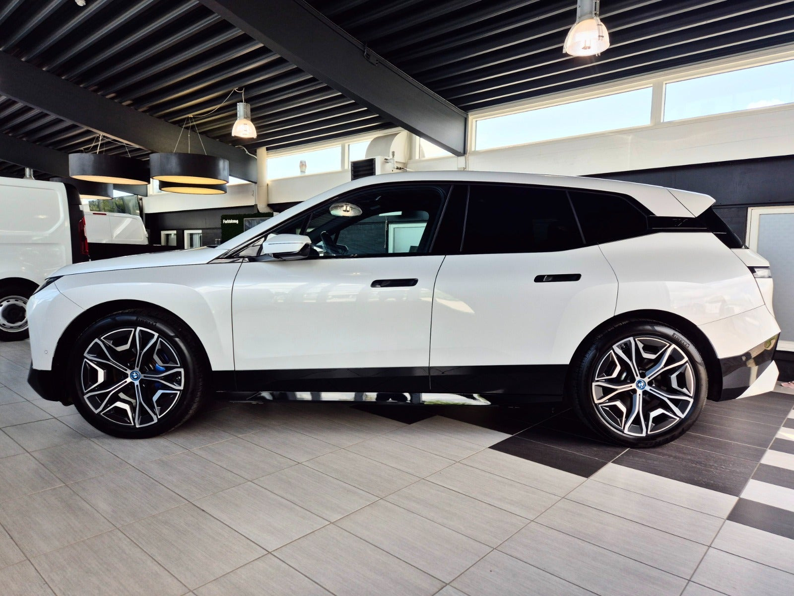 Hvid BMW iX fra 2023